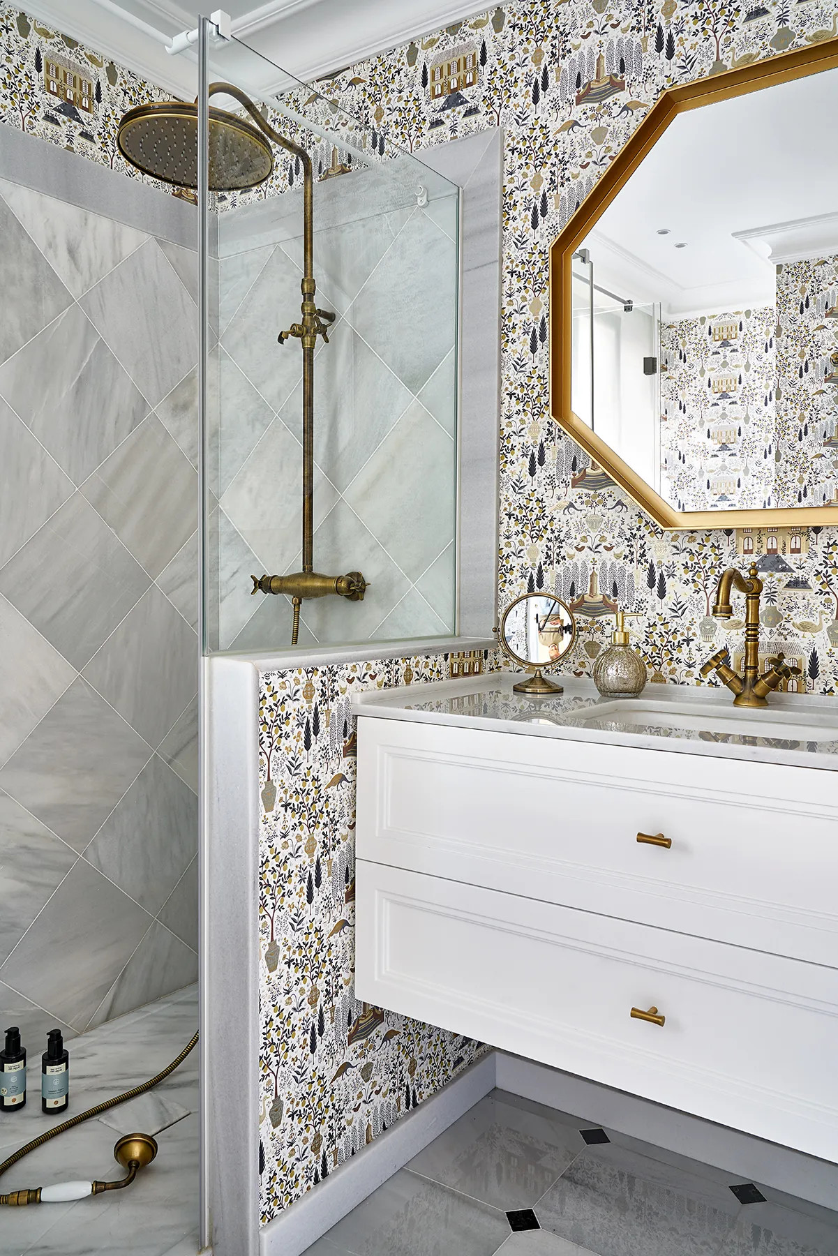 salle de bain grise avec papier-peint salle de bain grise avec papier-peint