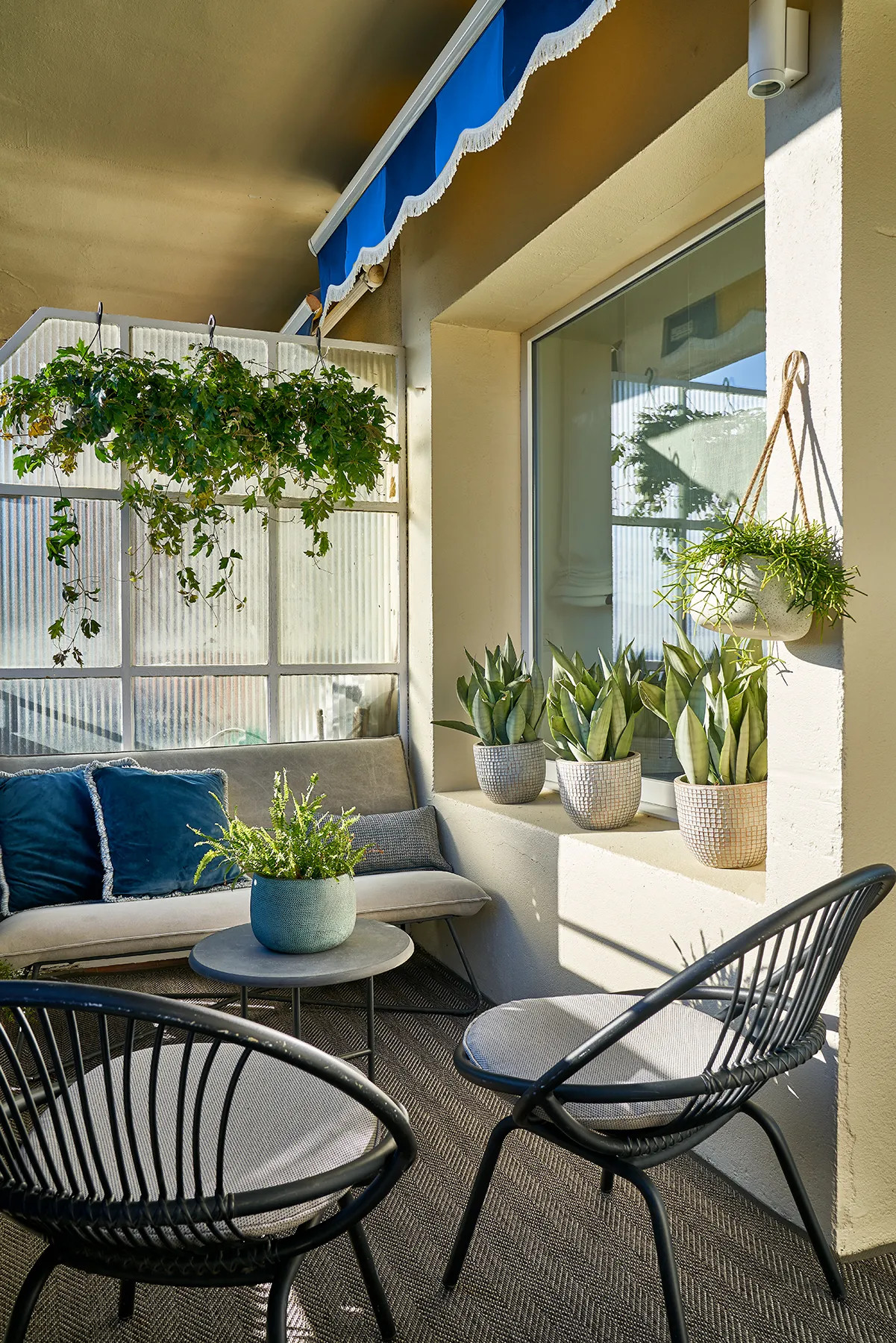 terrasse avec store bleu terrasse avec store bleu
