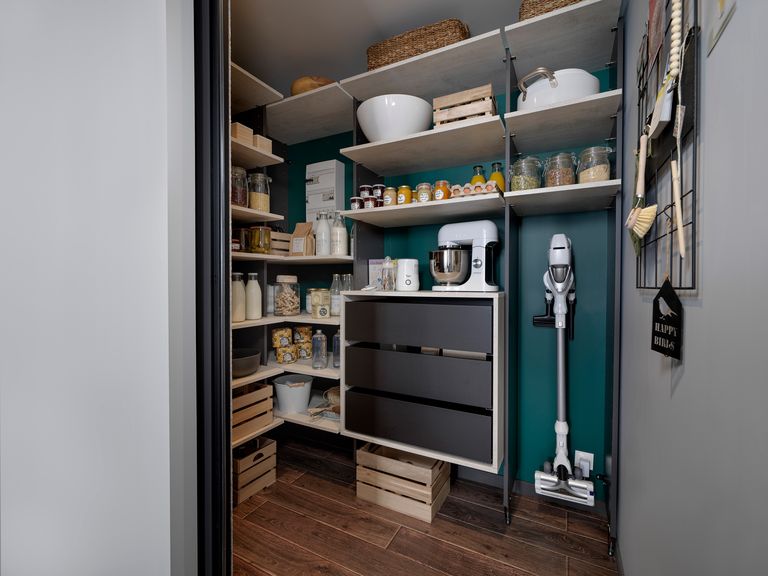arrière cuisine pantry dans appartement contemporain