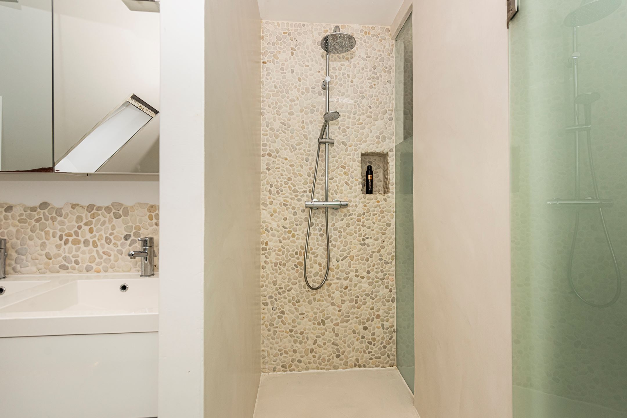 salle de bain design galets