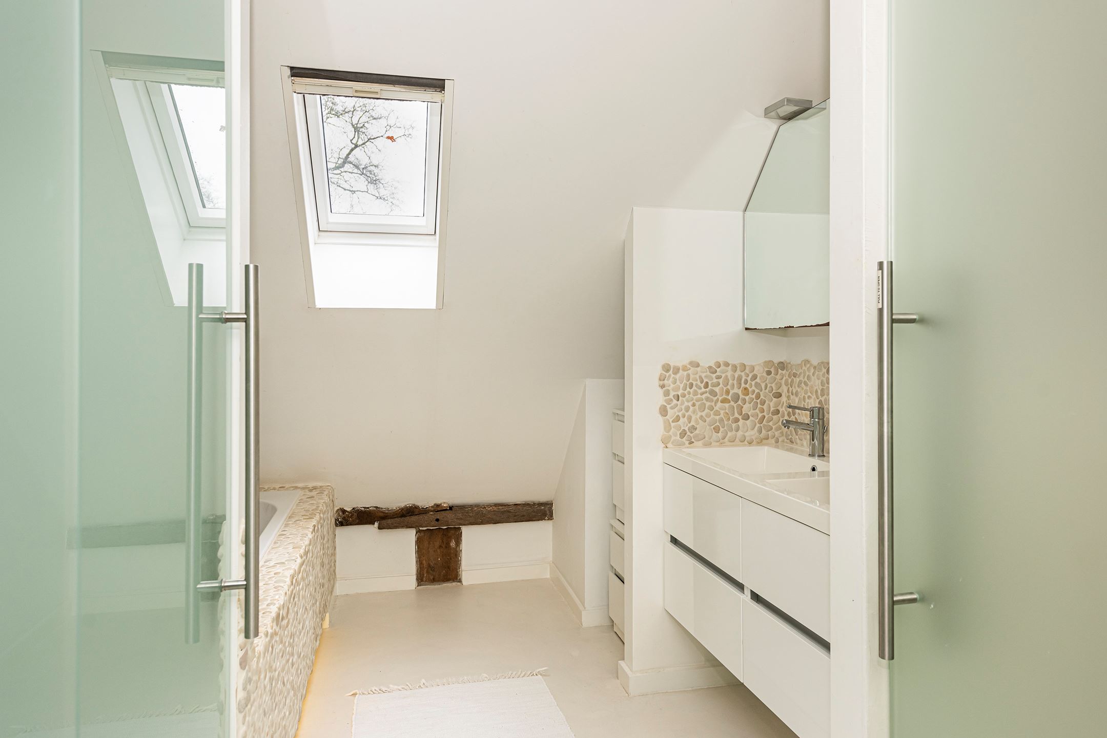 salle de bain design galets