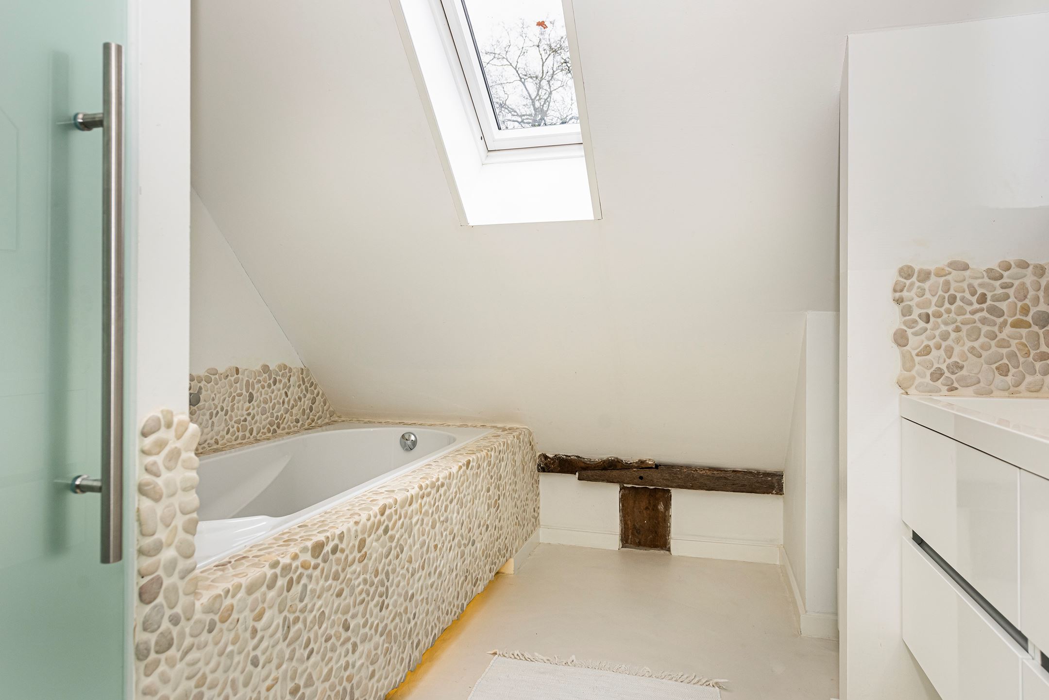 salle de bain design galets