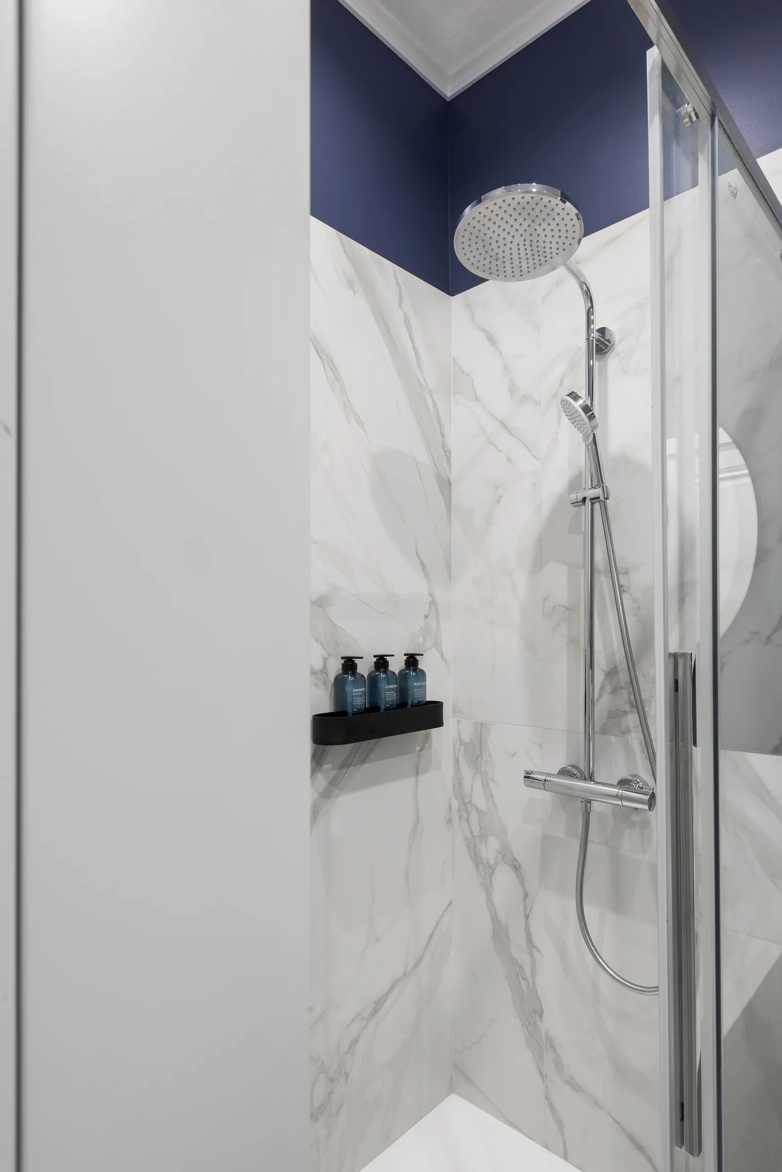 salle de bain marbre blanc