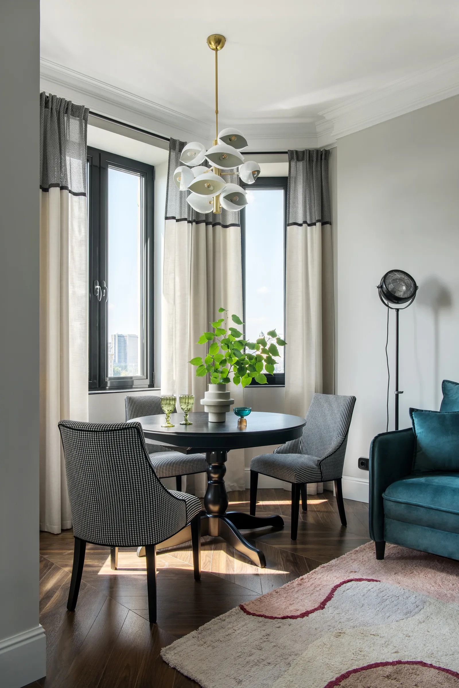 salle à manger avec table ronde