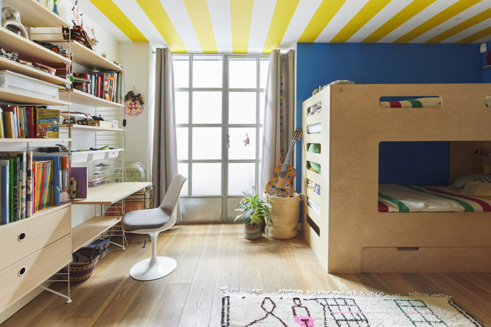 chambre d chambre d'enfant décoration contemporaine et colorée