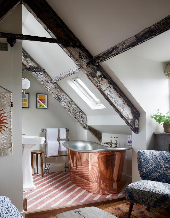 salle de bain avec poutres décoration rustique chic