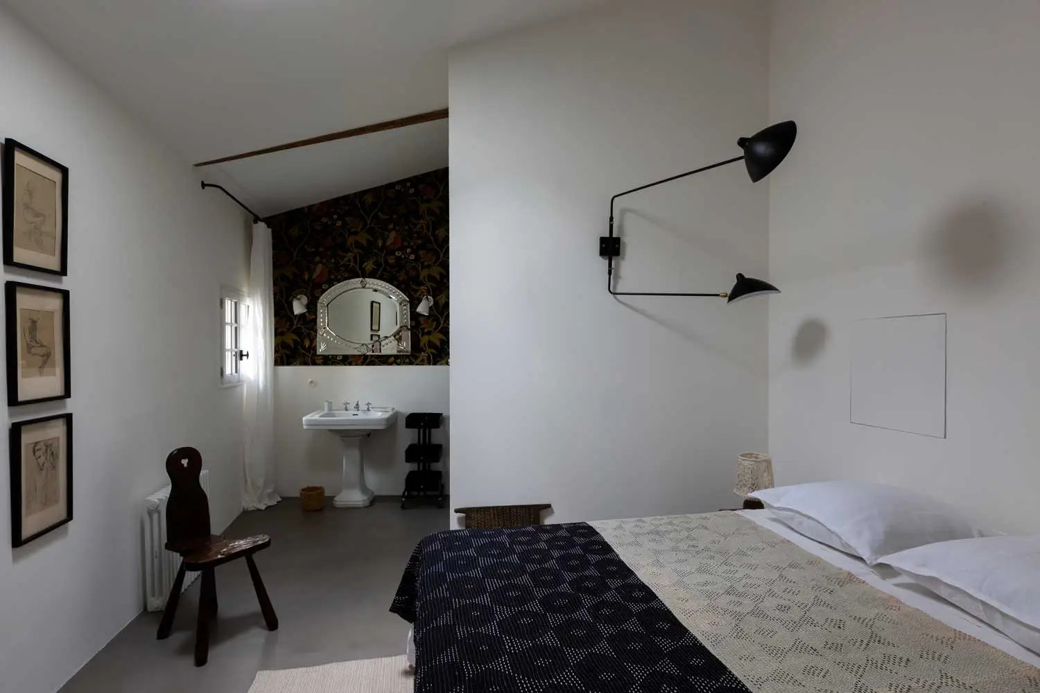 chambre noire et blanche maison rénovée en Provence chambre noire et blanche maison rénovée en Provence