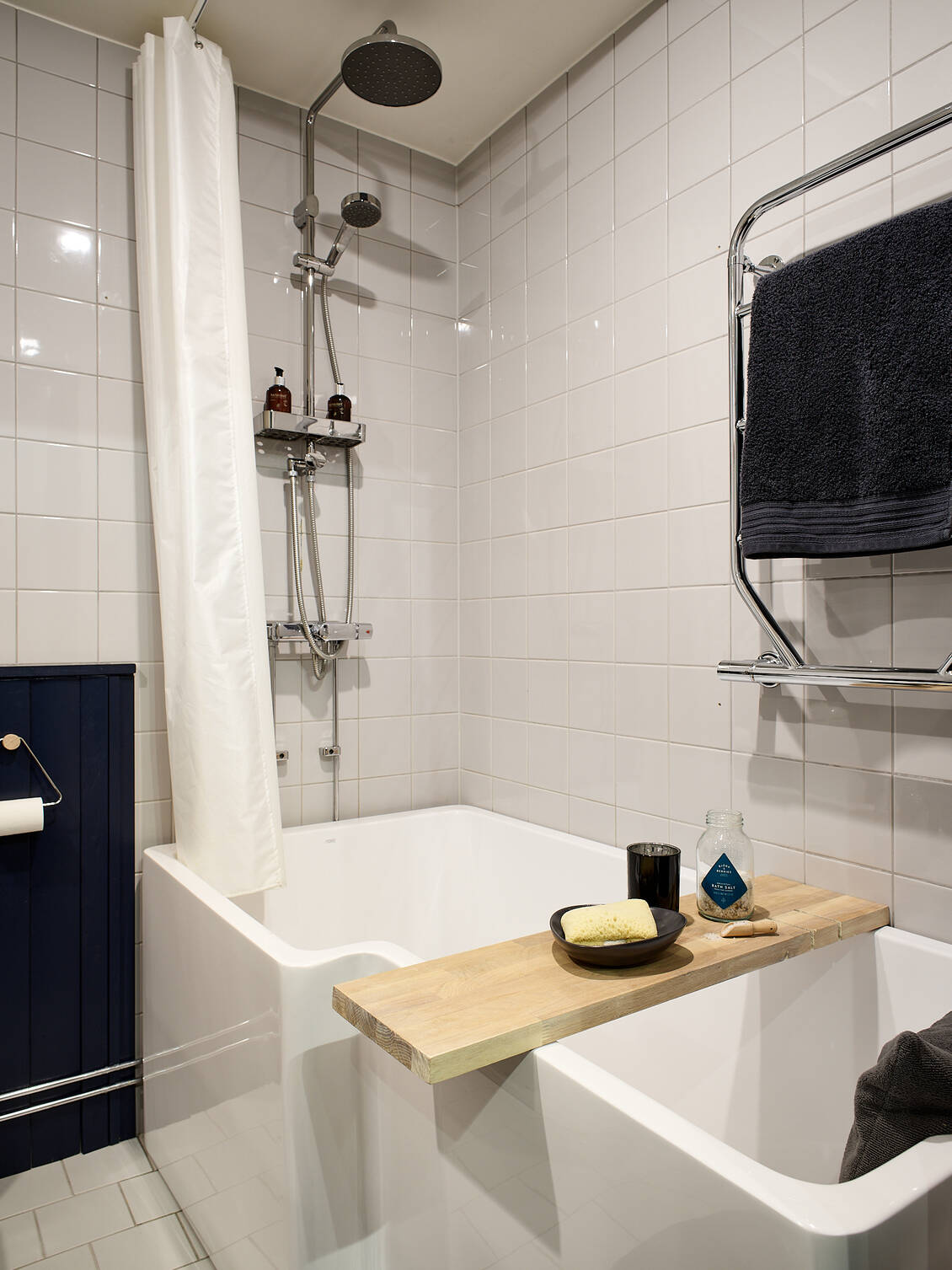 salle de bain avec baignoire douche