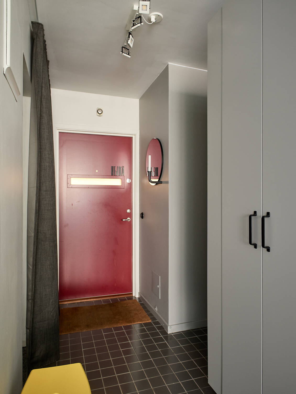 entrée avec placards gris