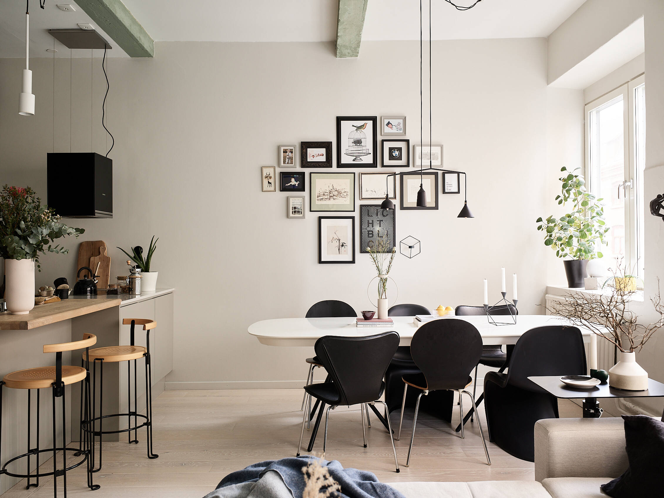 salon design avec poutres béton