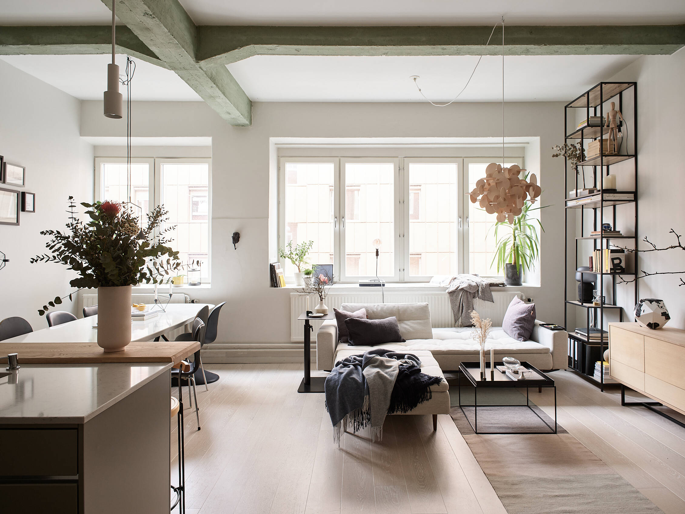 salon design avec poutres béton dans mini loft
