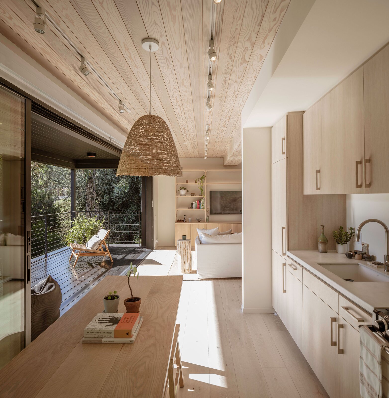 cuisine et terrasse petite maison préfabriquée