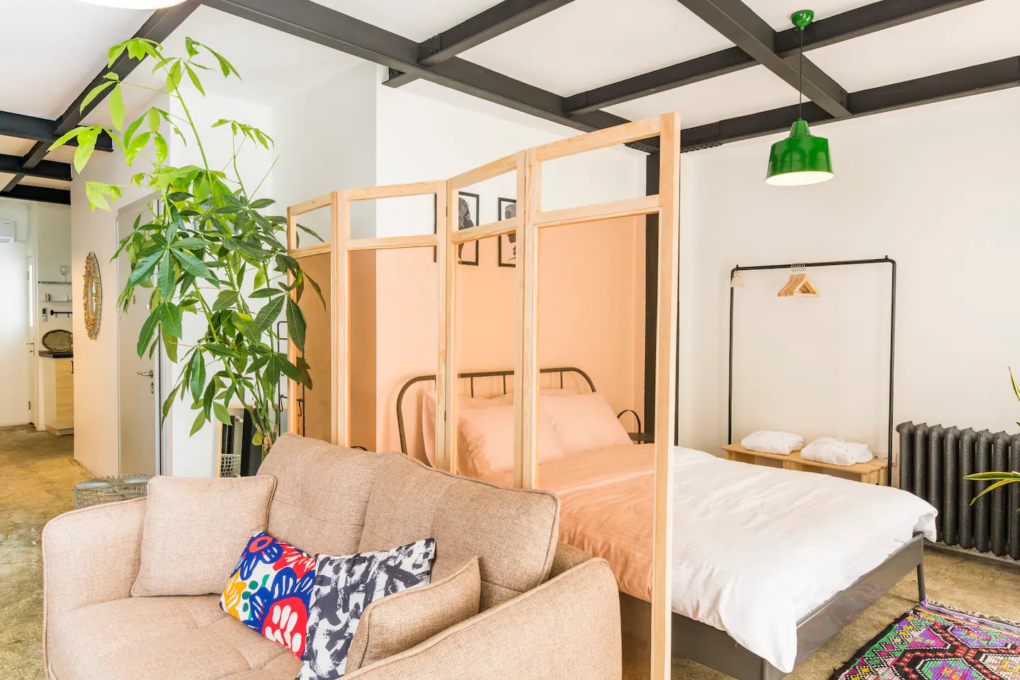 salon mini loft avec espace nuit