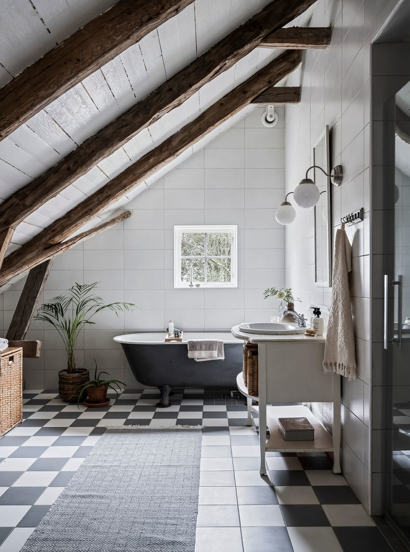 salle de bain à l salle de bain à l'ancienne maison en bois rénovée