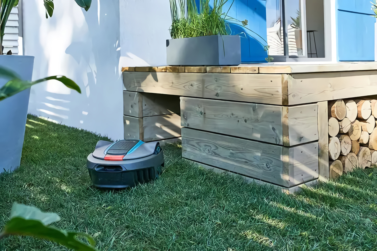 terrasse aménagée décoration bleue avec rangement tondeuse autonome terrasse aménagée décoration bleue avec rangement tondeuse autonome