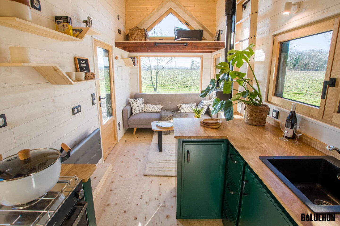 salon et cuisine tiny house Baluchon salon et cuisine tiny house Baluchon