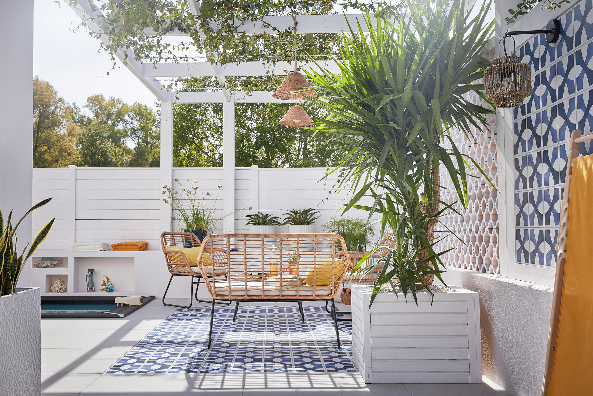 petit jardin avec décoration méditerranéenne