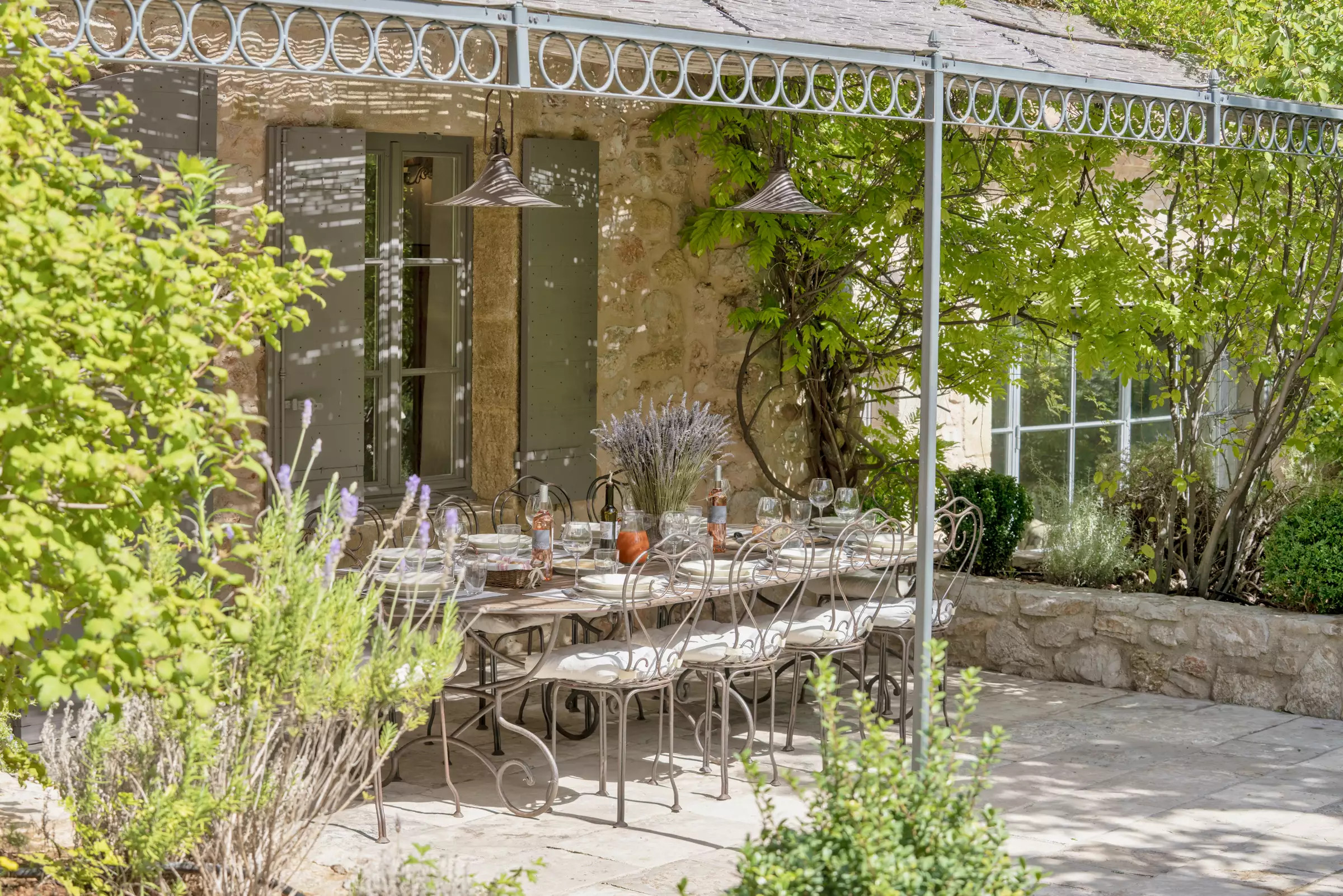 pergola acier maison en pierres Provence