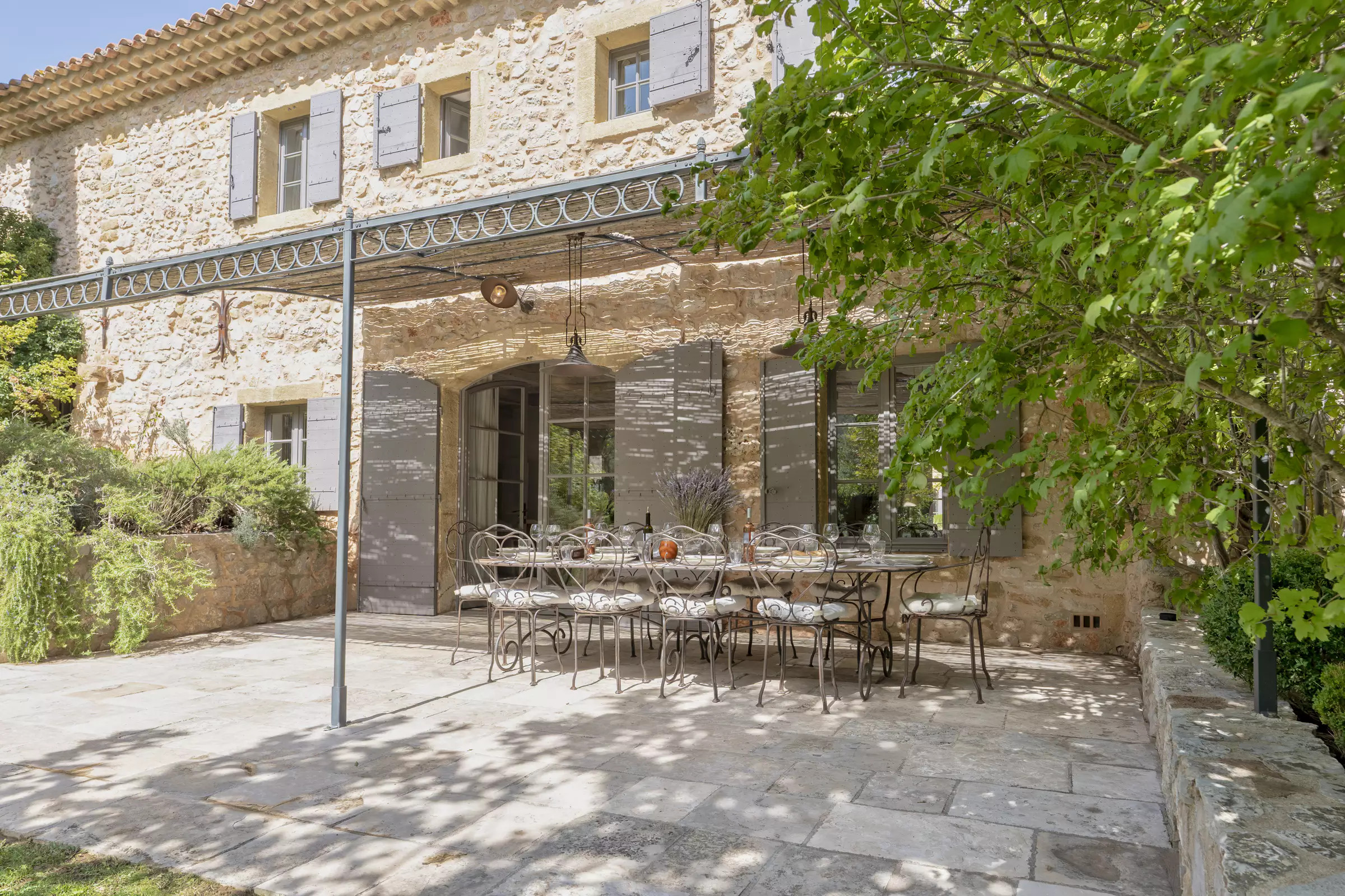 pergola acier maison en pierres Provence