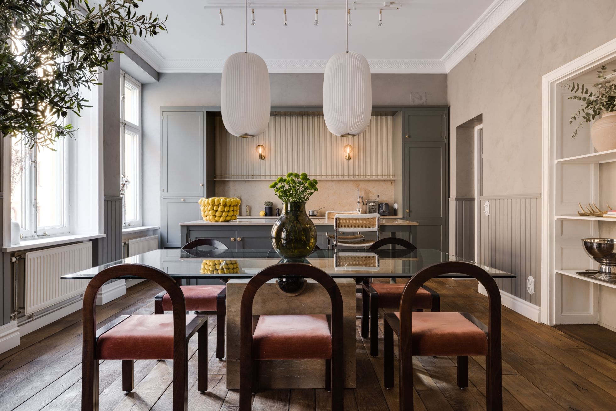 salle à manger décoration contemporaine et cuisine ouverte