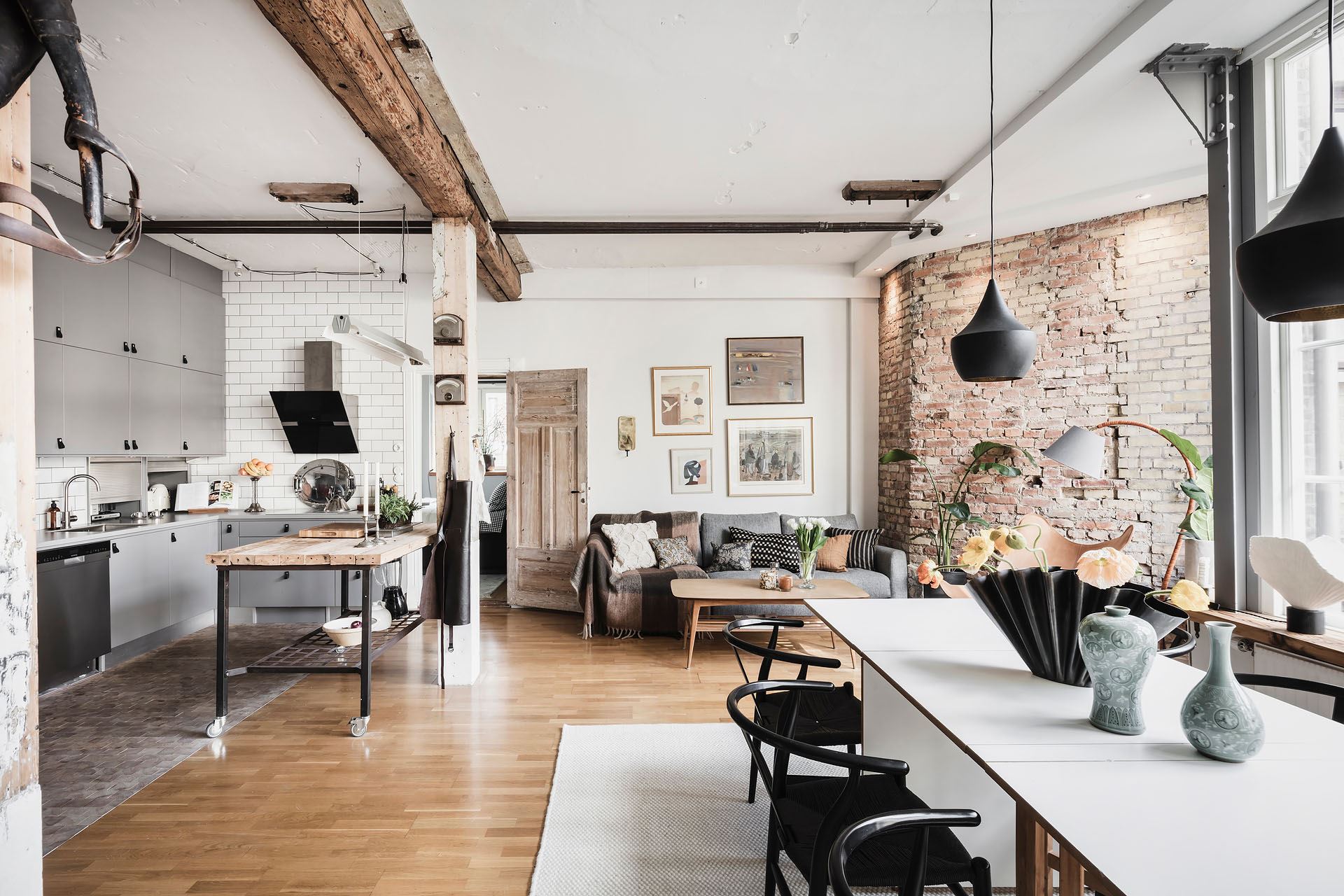 salon loft avec cuisine ouverte décoration contemporaine