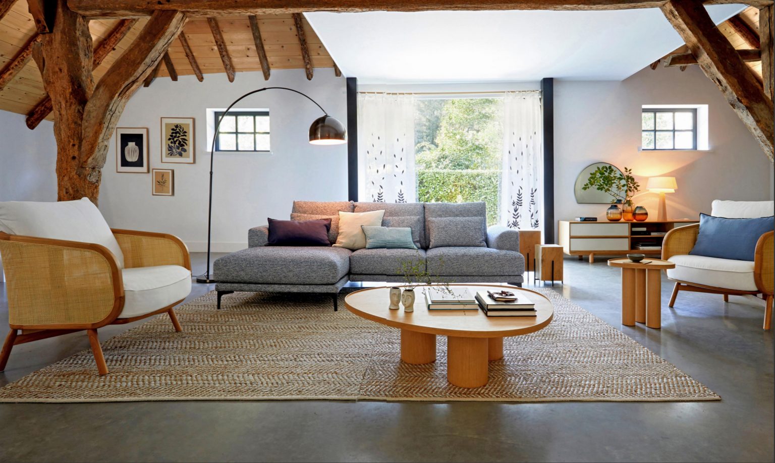 salon contemporain avec poutres anciennes