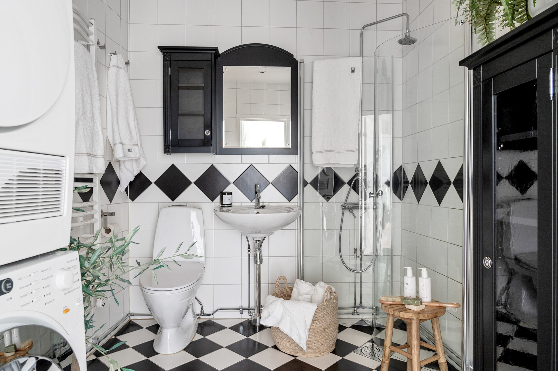 salle de bain sol à damier noir et blanc
