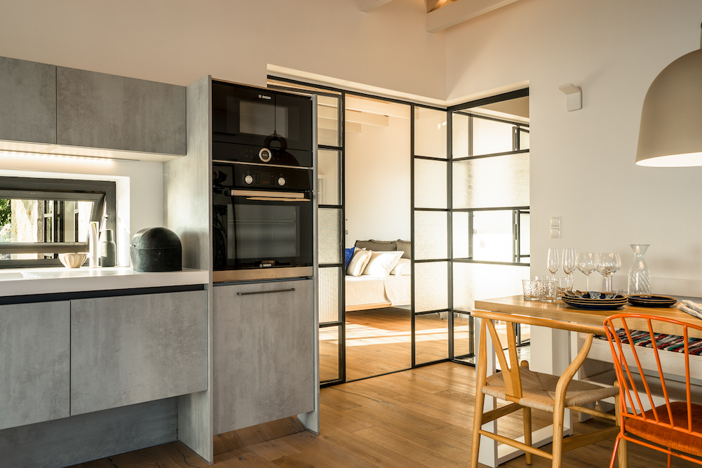 cuisine design gris béton maison rénovée 