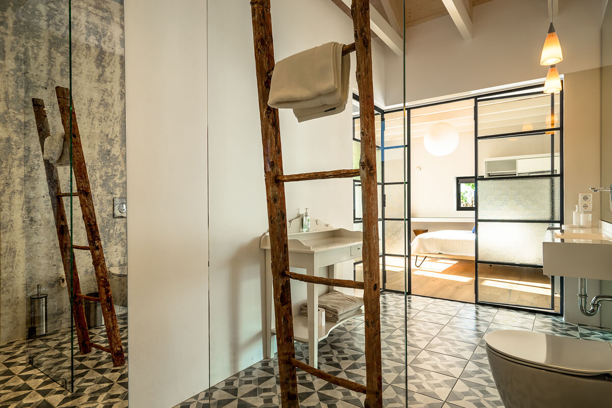 salle de bain avec verrière et carreaux de ciment