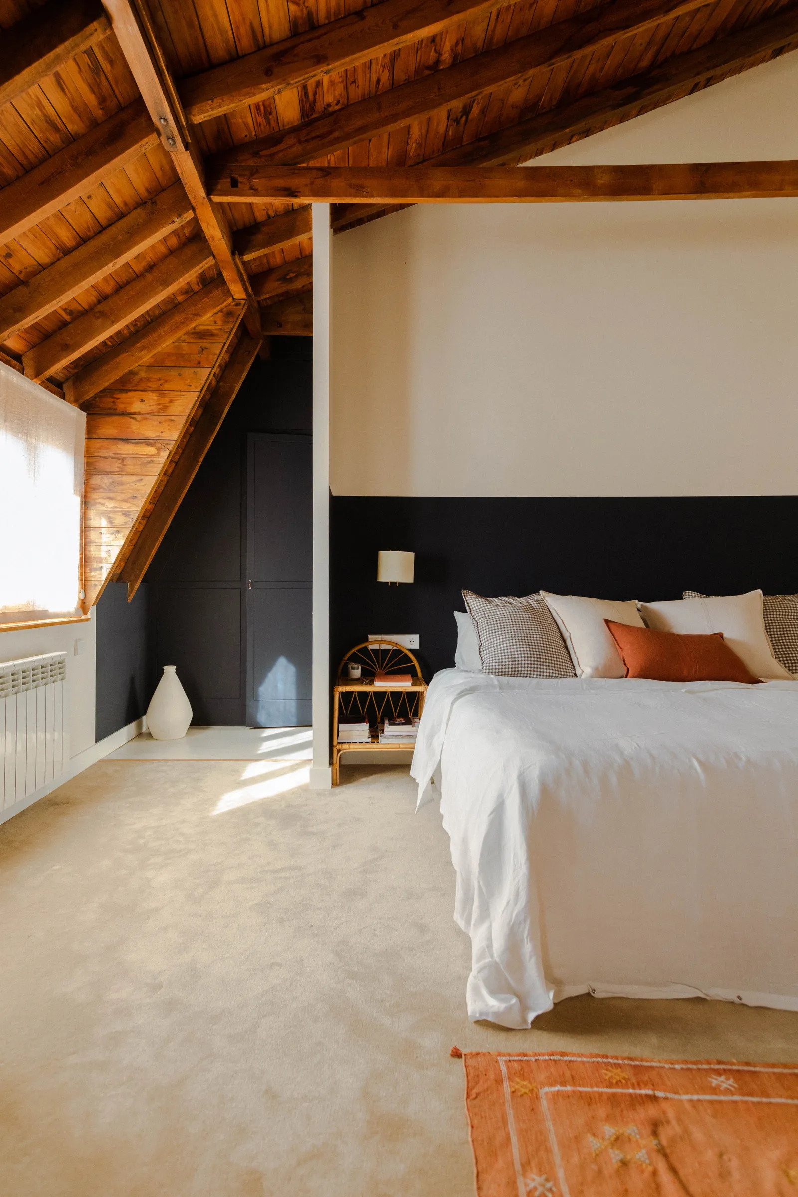 chambre avec plafond bois décoration contemporaine