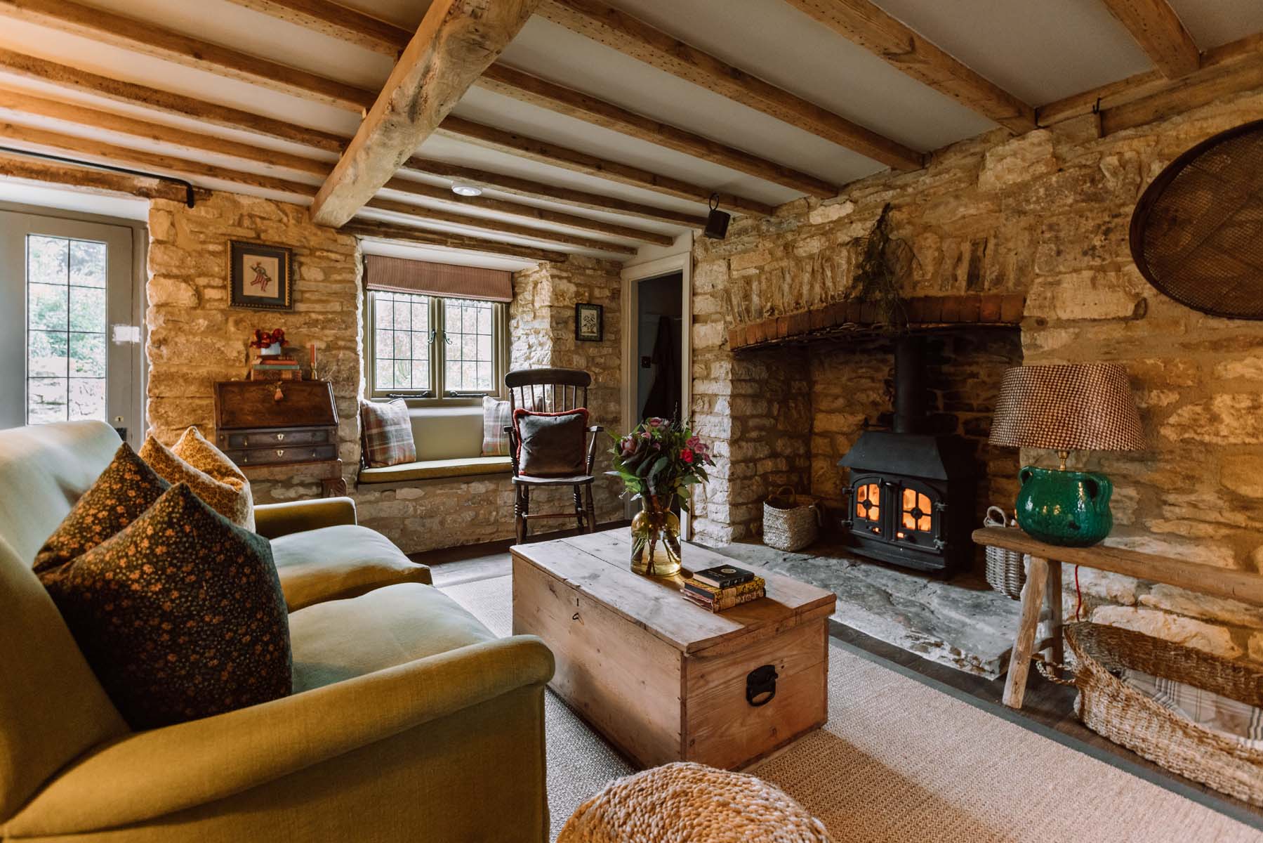 salon avec poutres cottage anglais