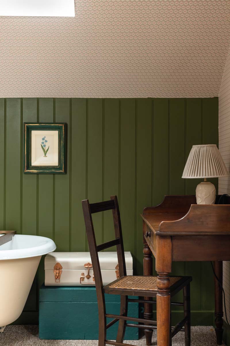 chambre murs lambris verts