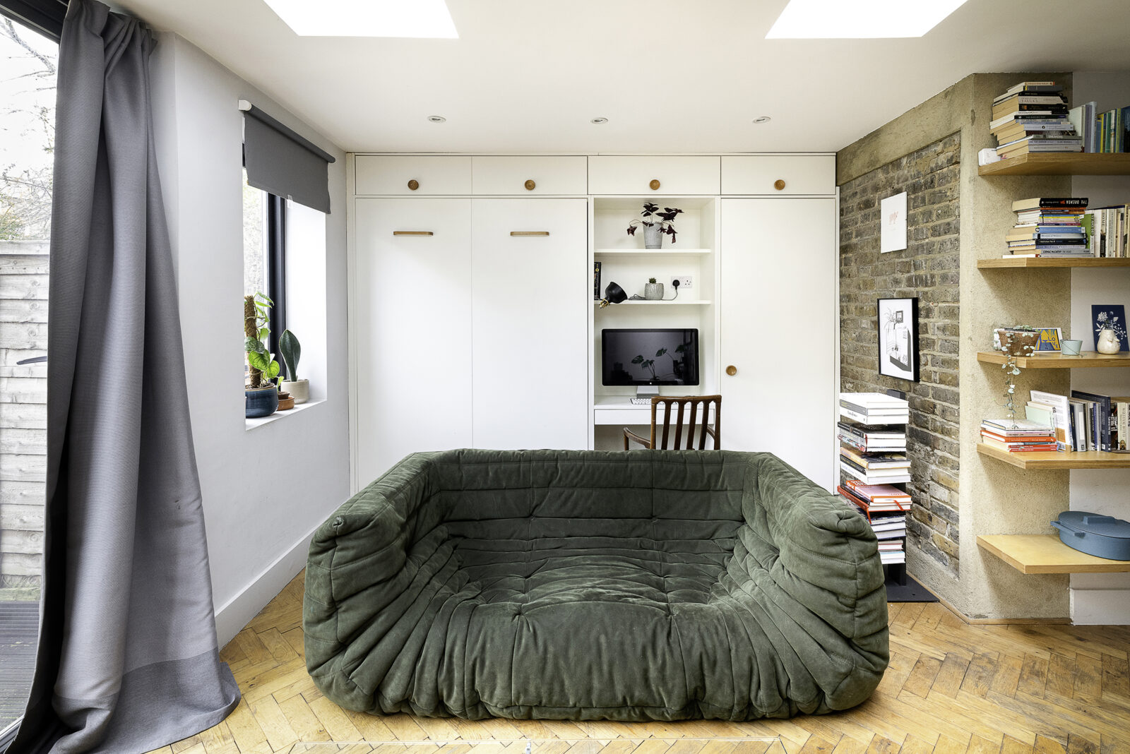 canapé Togo velours dans salon décoration contemporaine