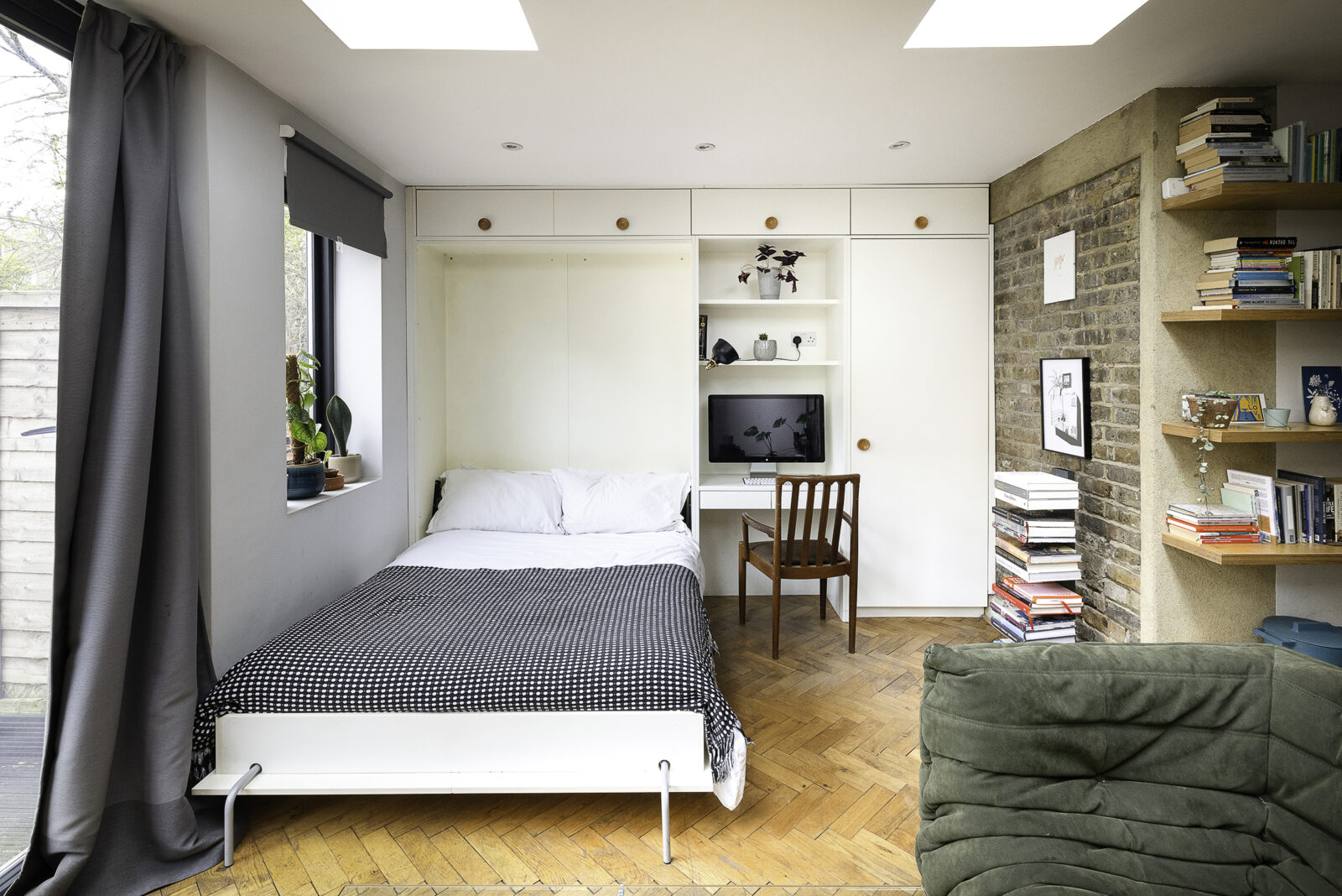 lit armoire dans salon