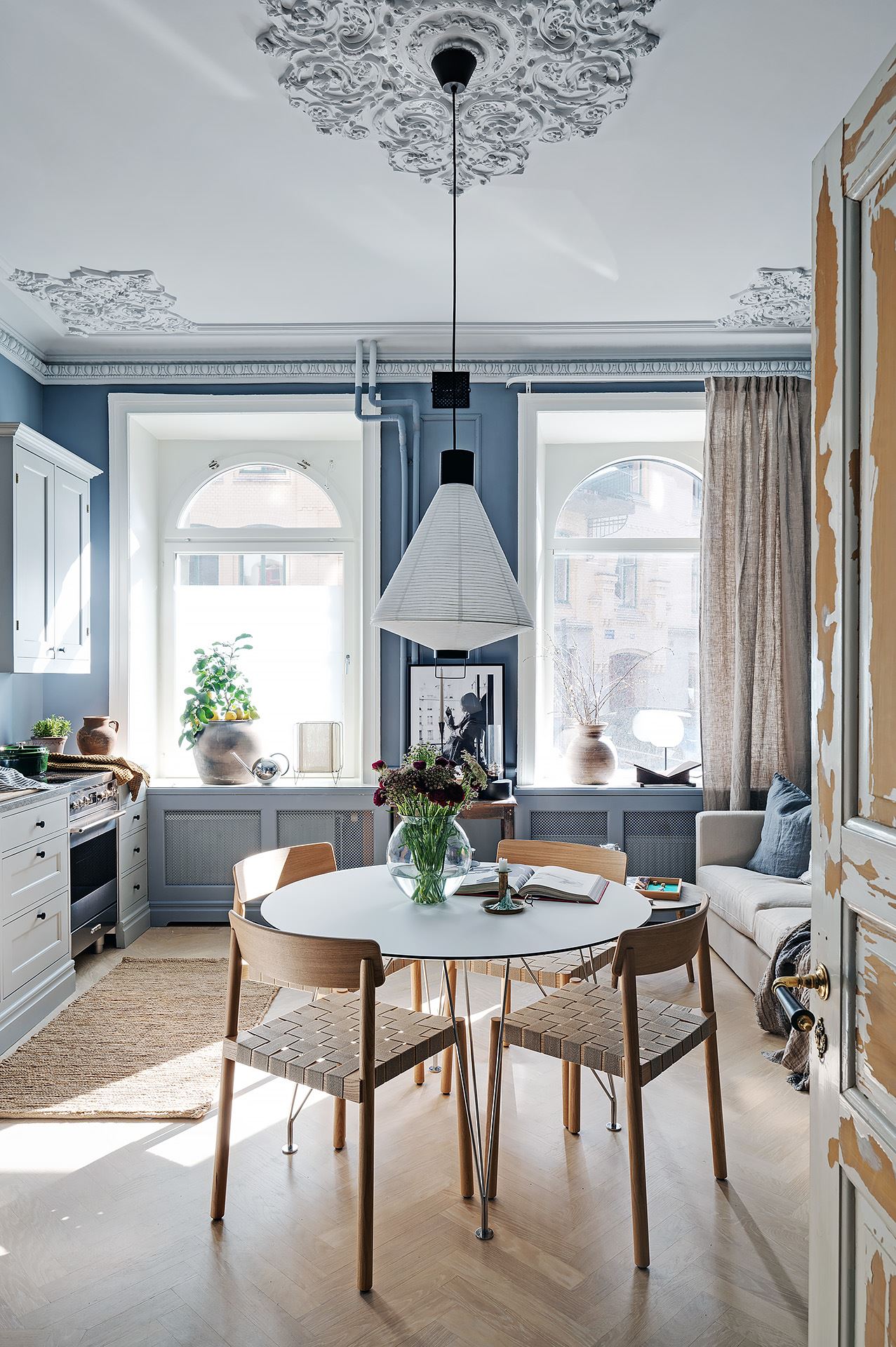 cuisine ouverte et salon appartement décoration bleue cuisine ouverte et salon appartement décoration bleue