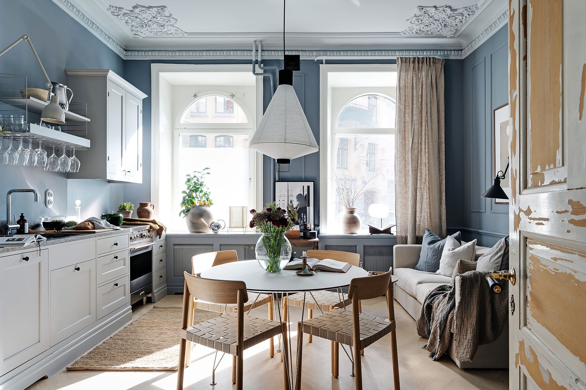 cuisine ouverte et salon appartement décoration bleue cuisine ouverte et salon appartement décoration bleue