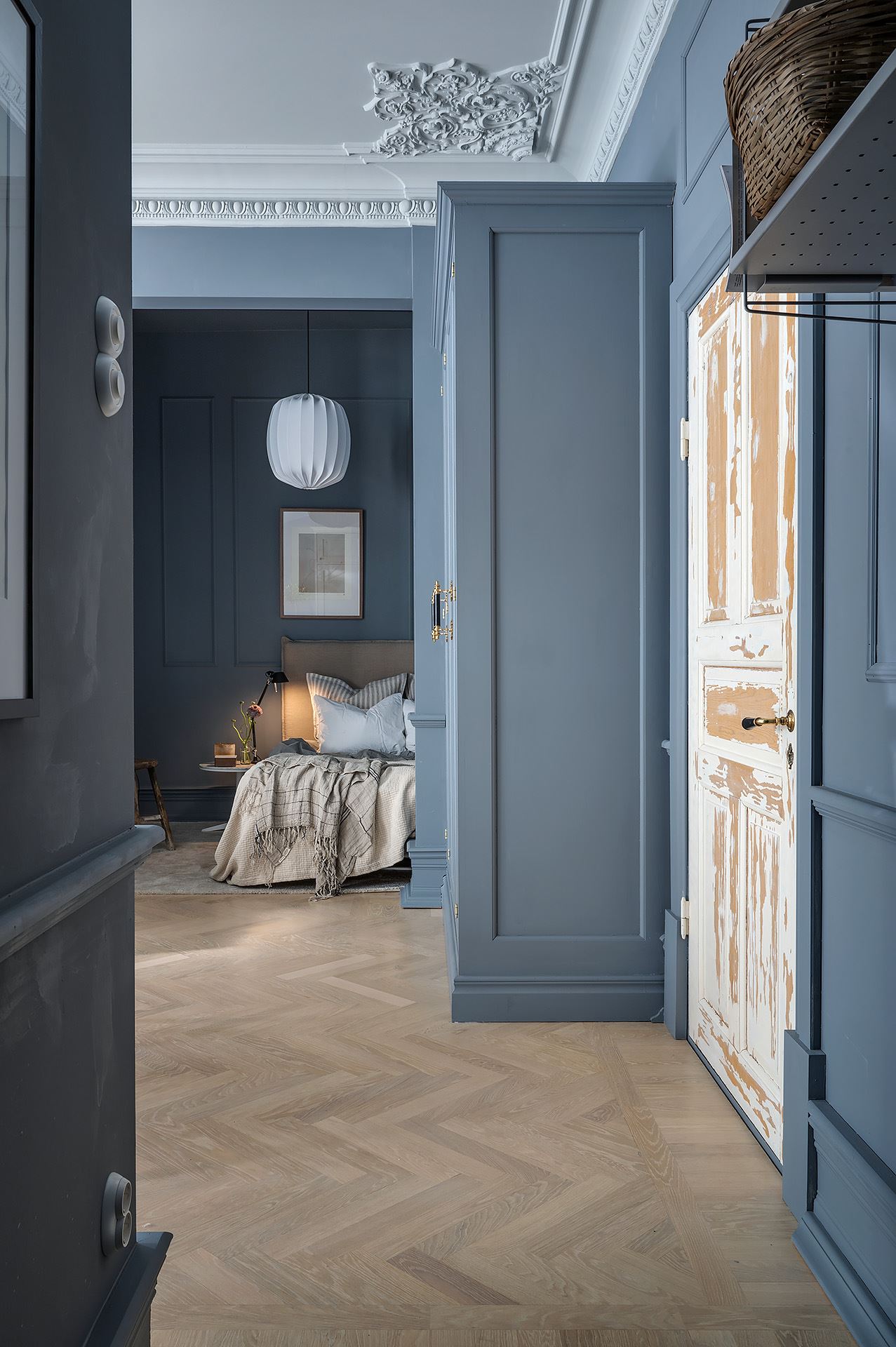 entrée avec parquet à chevrons et moulures entrée avec parquet à chevrons et moulures