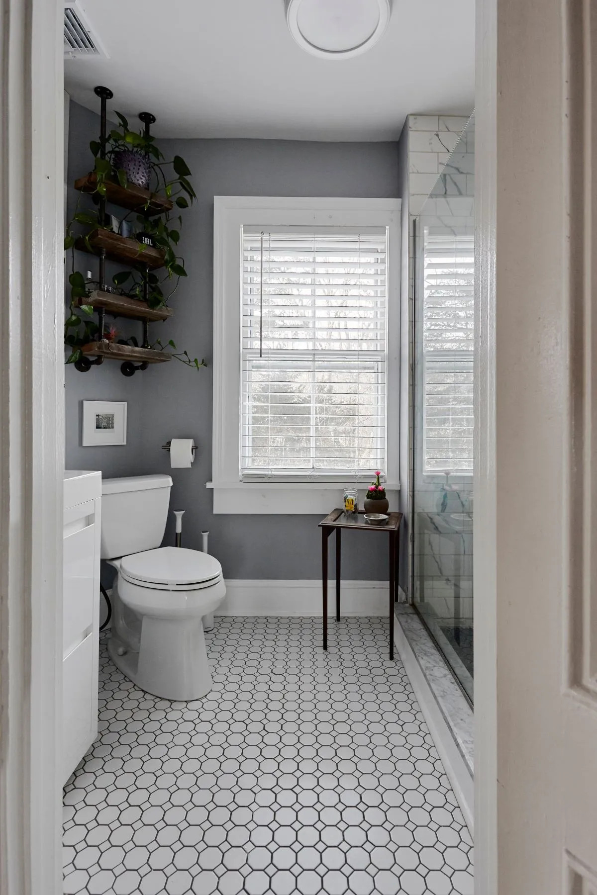 salle de bain avec fenêtre