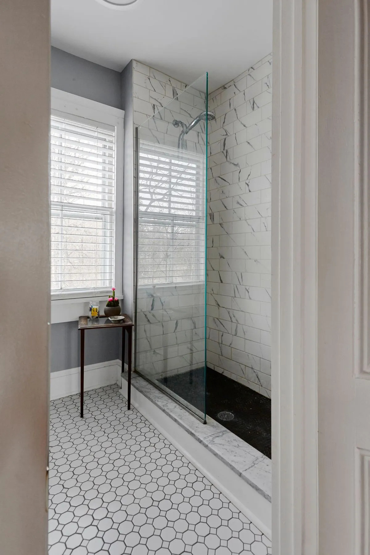 salle de bain avec fenêtre