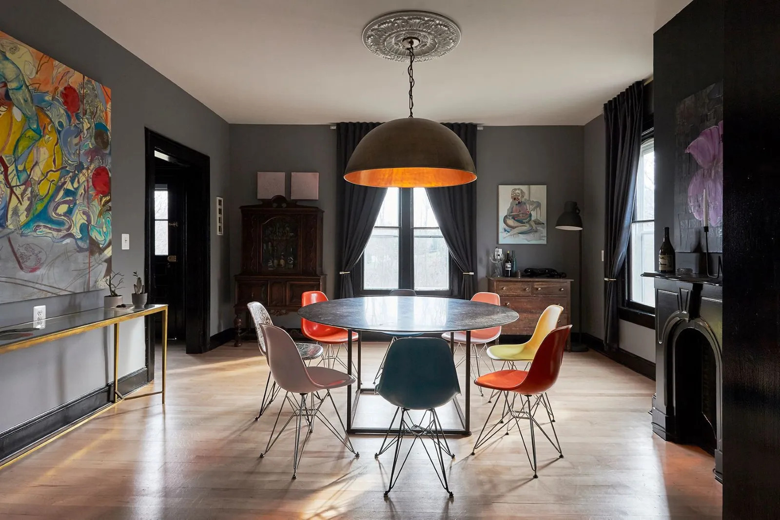 salle à manger maison en bois noir