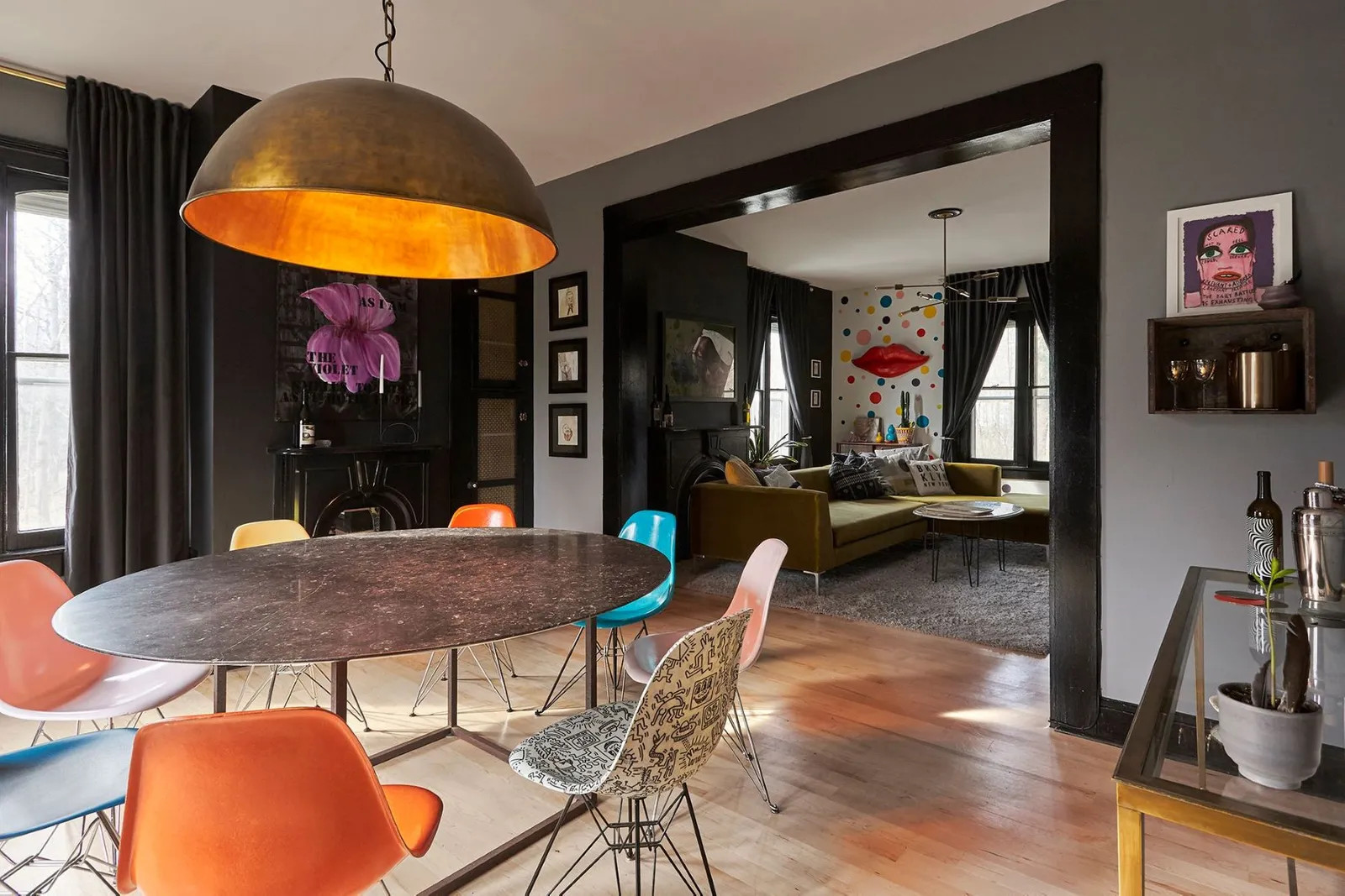 salle à manger maison en bois noir
