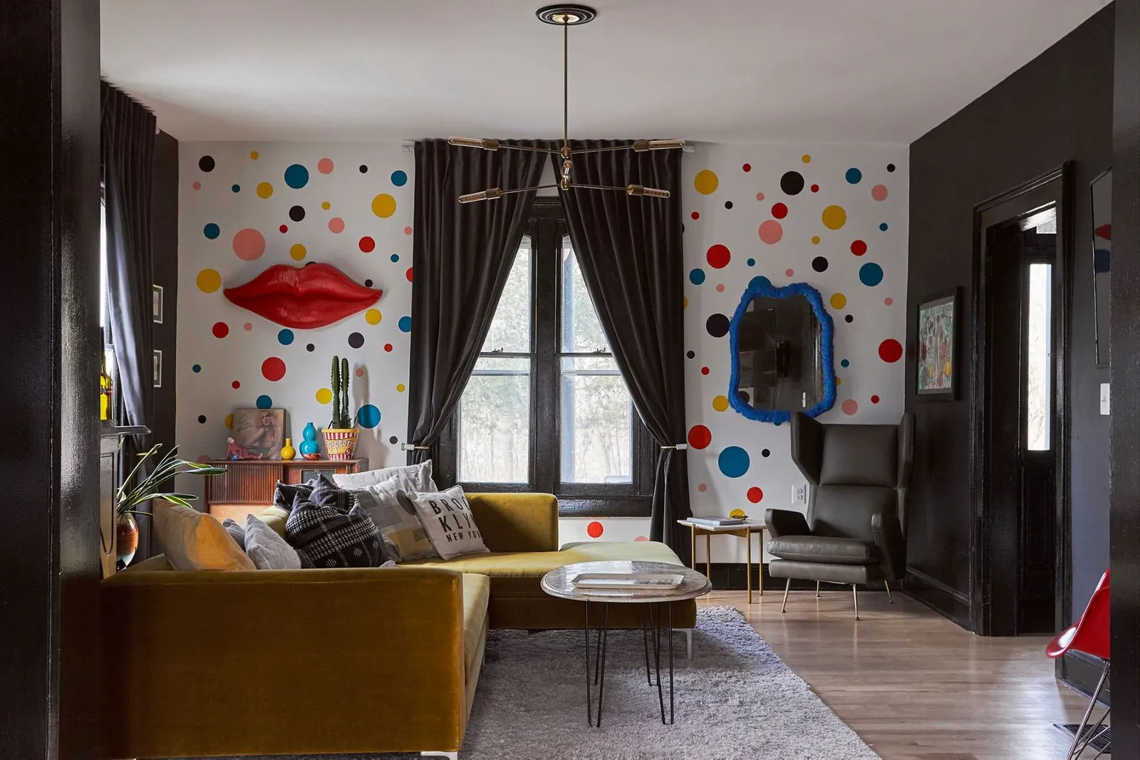 salon maison en bois noir