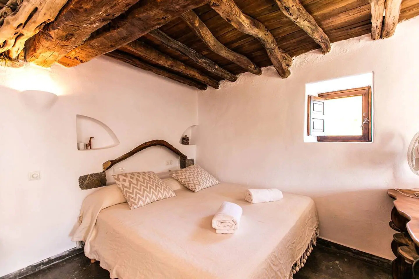 chambre maison rénovée en pierres