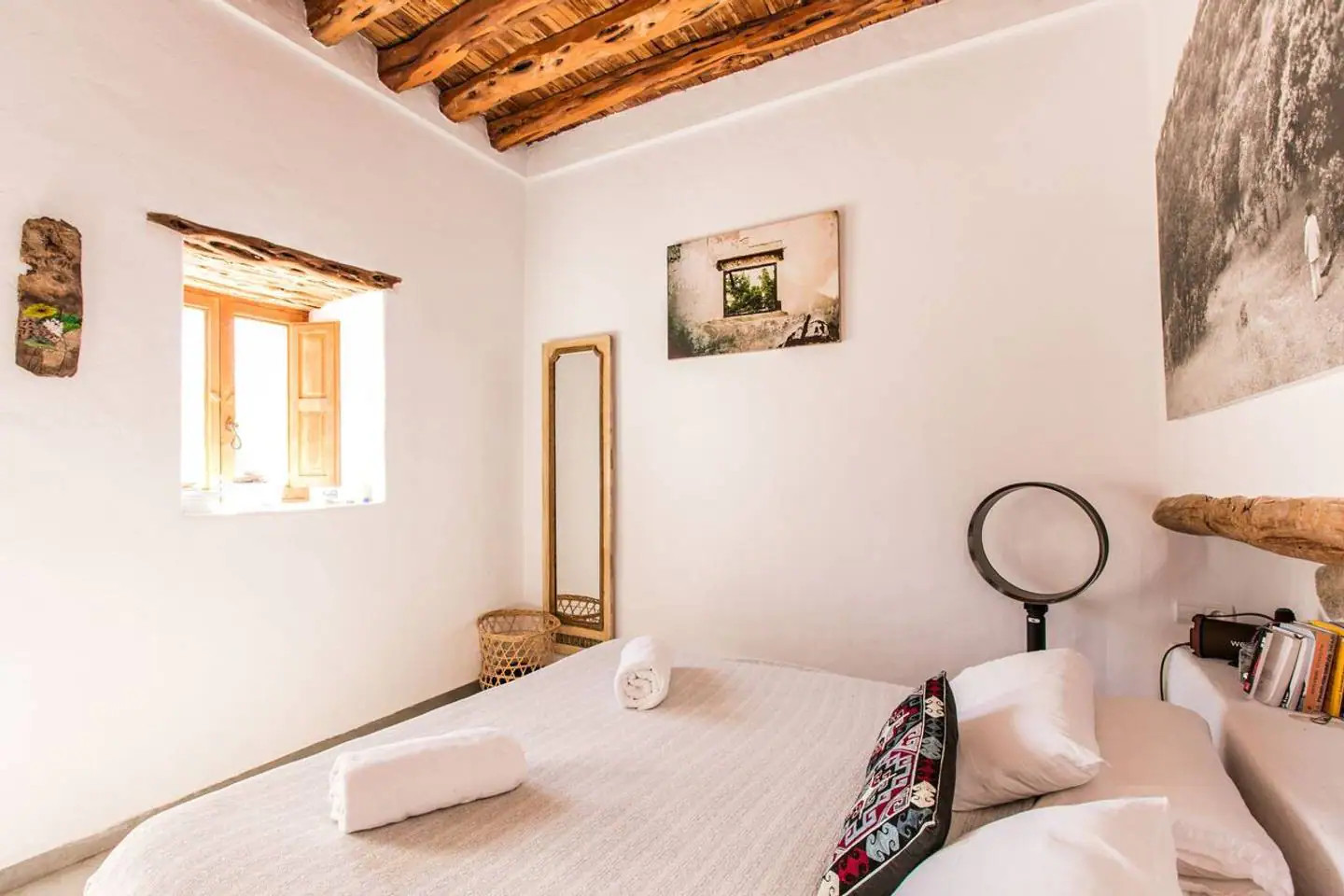 chambre maison rénovée en pierres