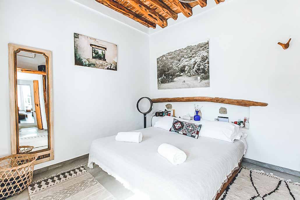 chambre maison rénovée en pierres