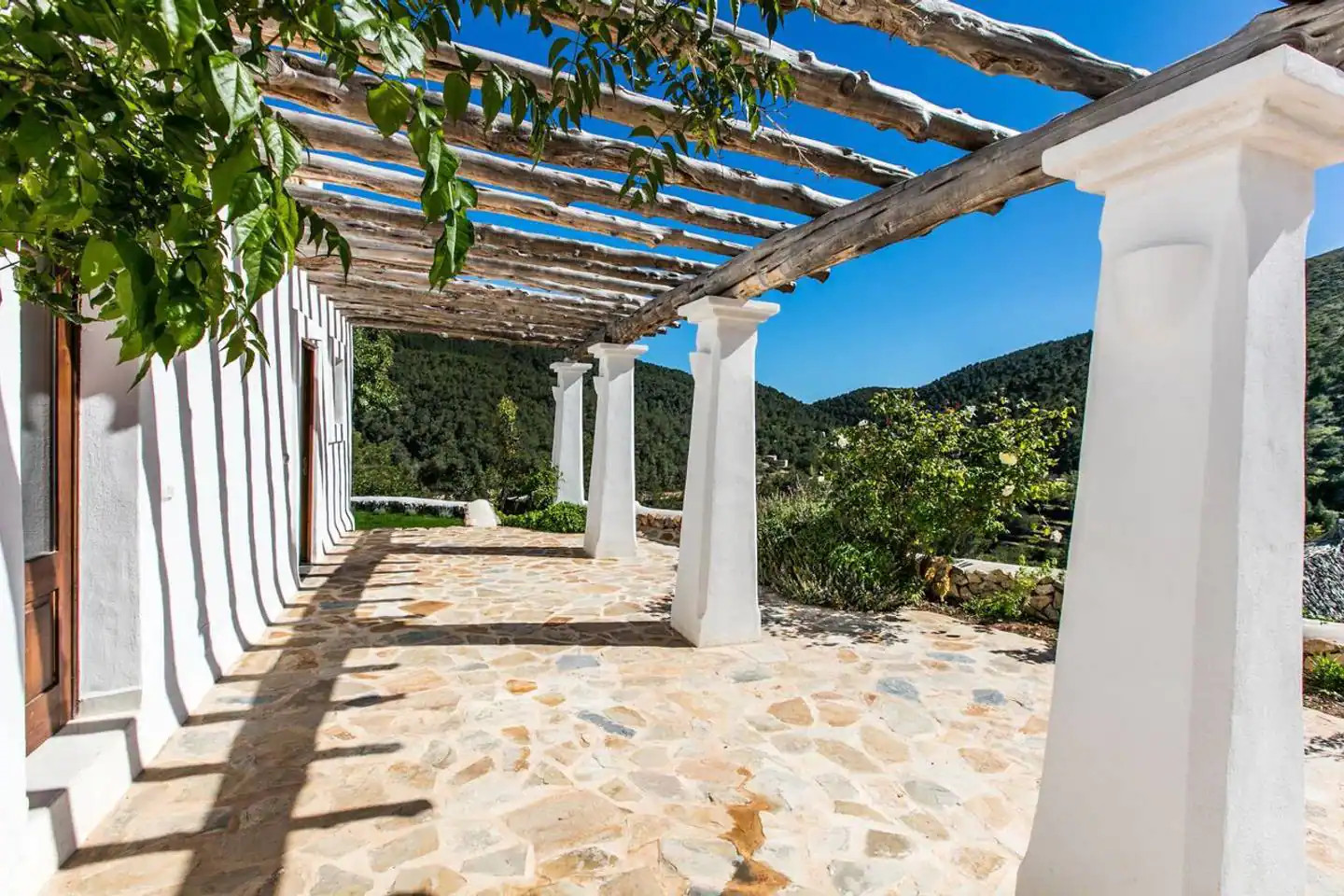 pergola bois maison rénovée en pierres
