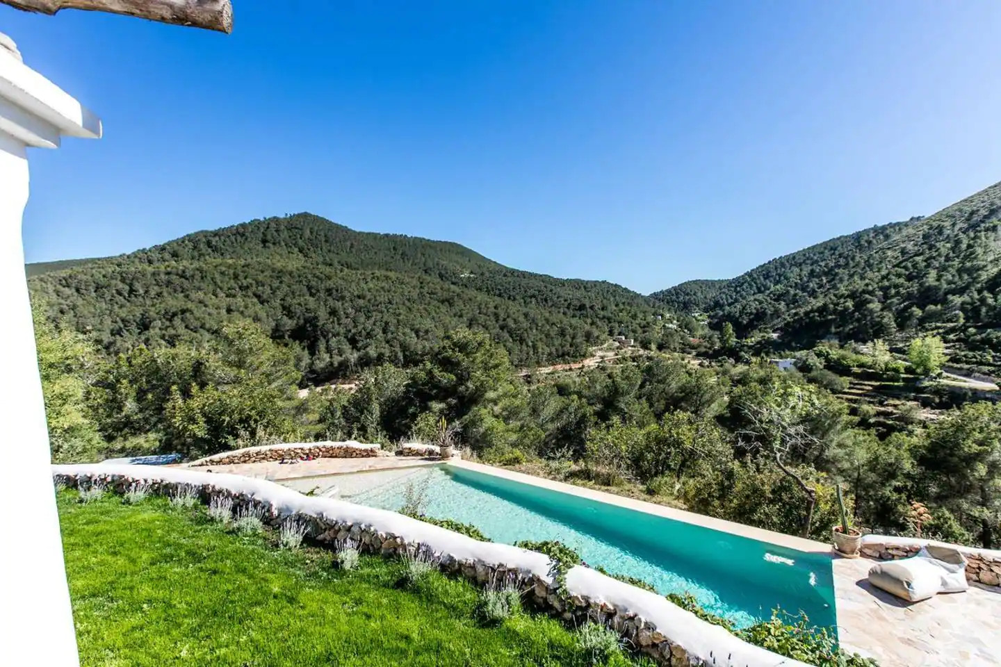 maison rénovée en pierres Ibiza