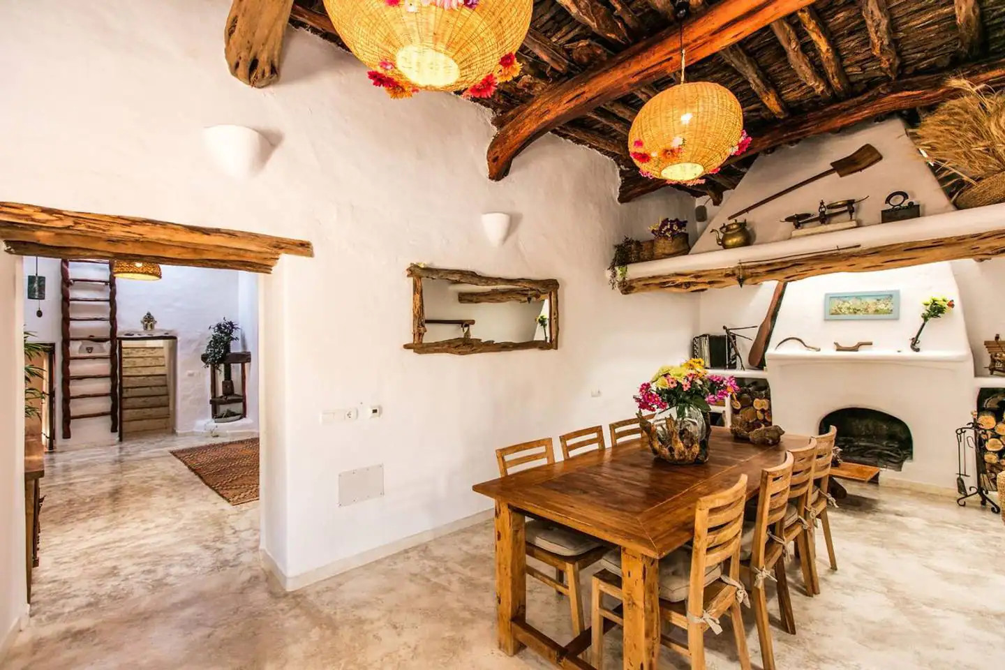 salle à manger maison rénovée en pierres