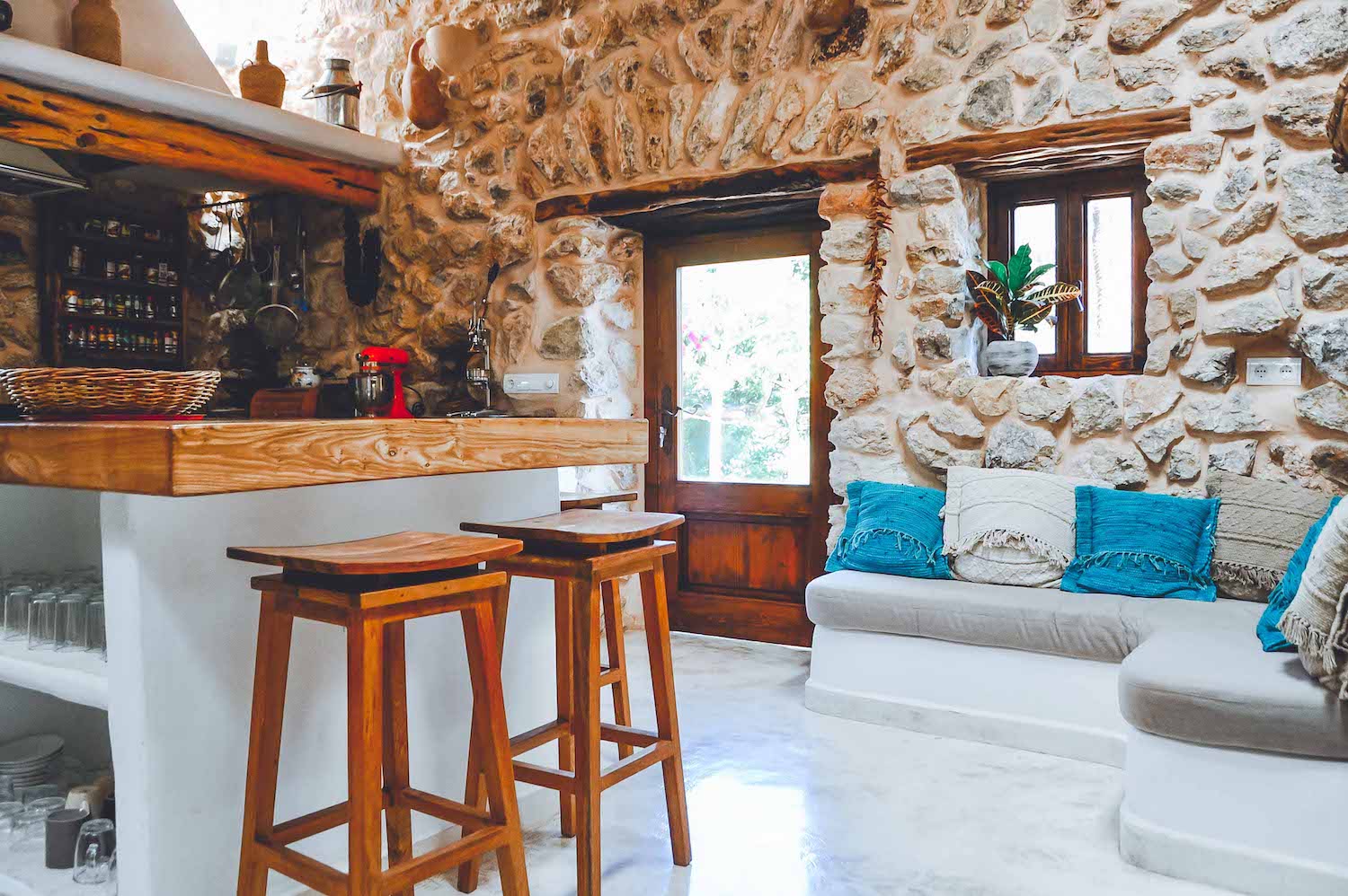 cuisine maison rénovée en pierres