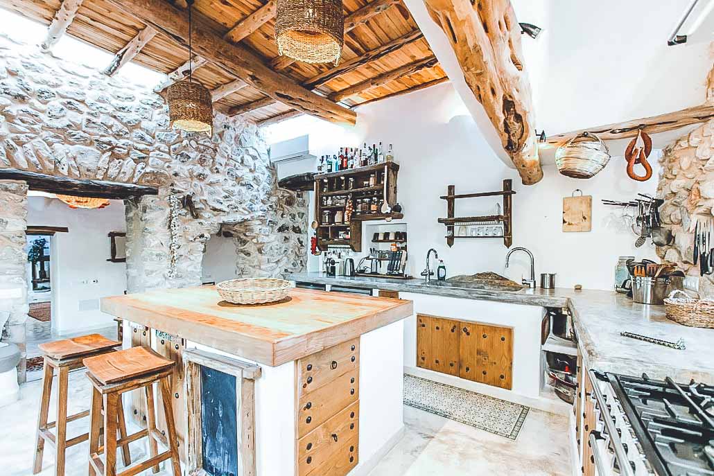 cuisine maison rénovée en pierres